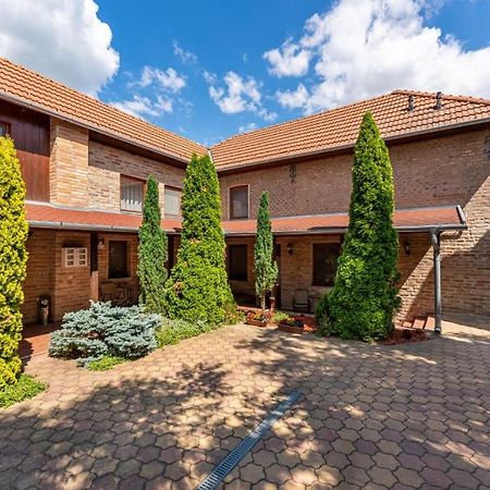 Varazsko Apartman Gyula Exterior foto