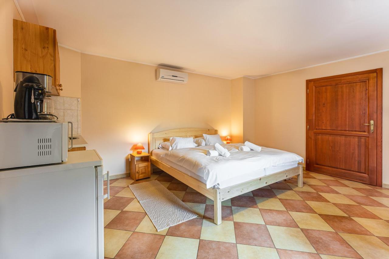 Varazsko Apartman Gyula Exterior foto