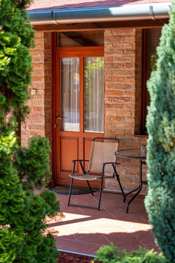 Varazsko Apartman Gyula Exterior foto