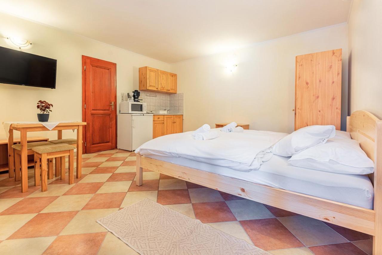 Varazsko Apartman Gyula Exterior foto