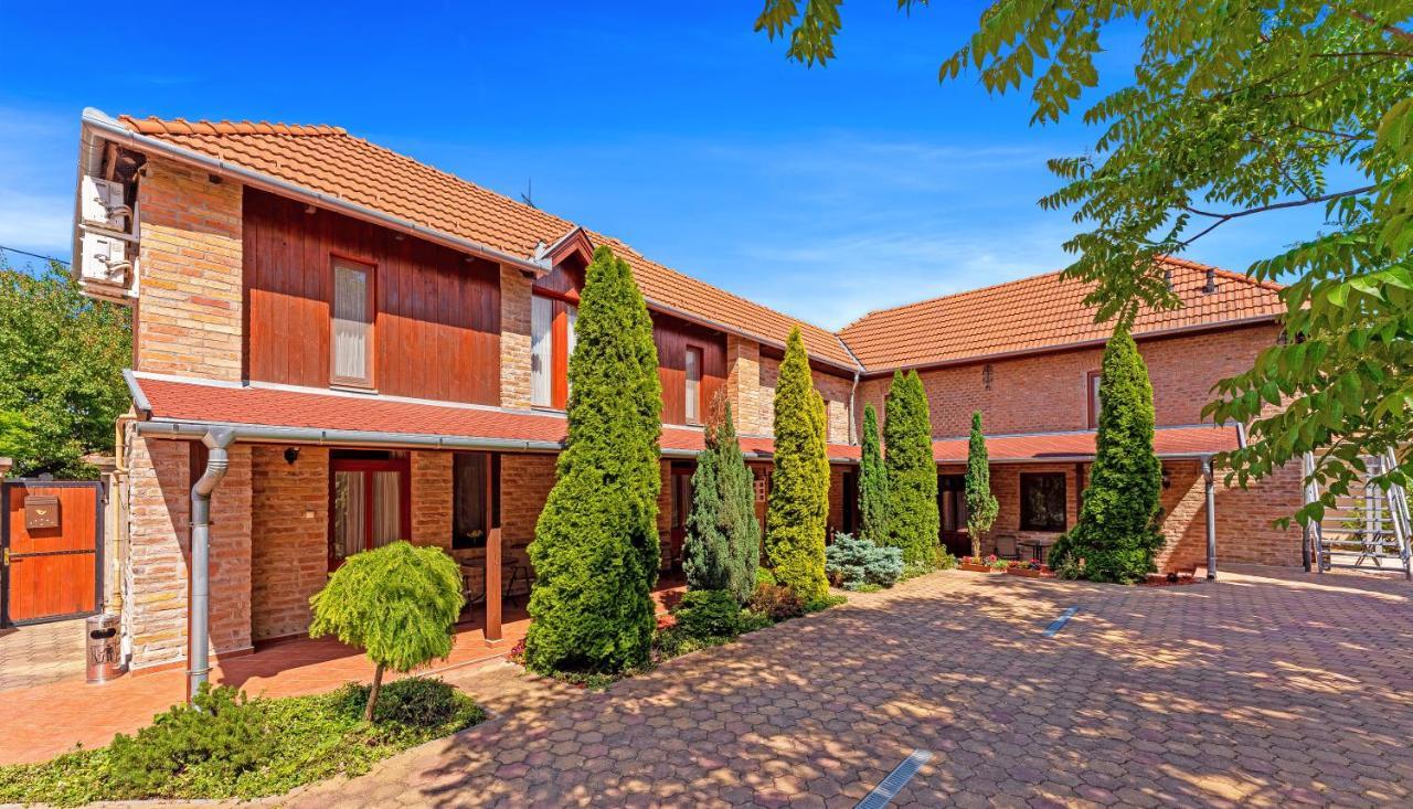Varazsko Apartman Gyula Exterior foto